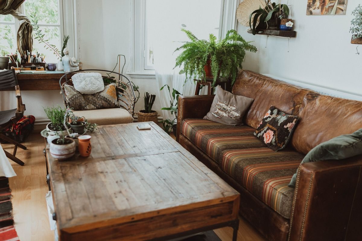 Sala de estar com estilo Boho Moderno - mobiliário de madeira, plantas e decoração aconchegante
